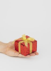 Ein persönliches Geschenk öffnen und freuen